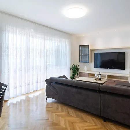 Pojlicka Cesta Iv Lejlighed Krilo