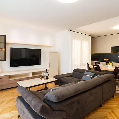 3 Bedroom Cozy In Jesenice Krilo